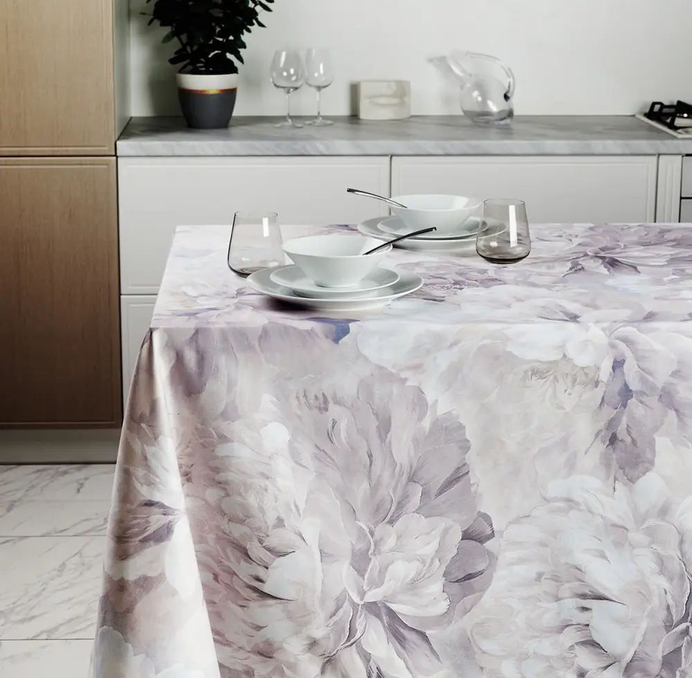 Скатерть Stenova Home на накрытом столе